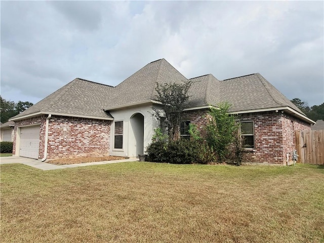 view of front facade featuring a front yard and a garage