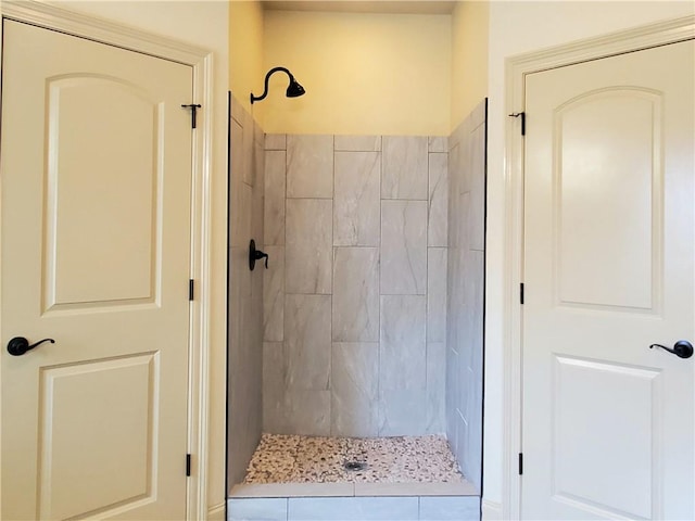 bathroom featuring tiled shower