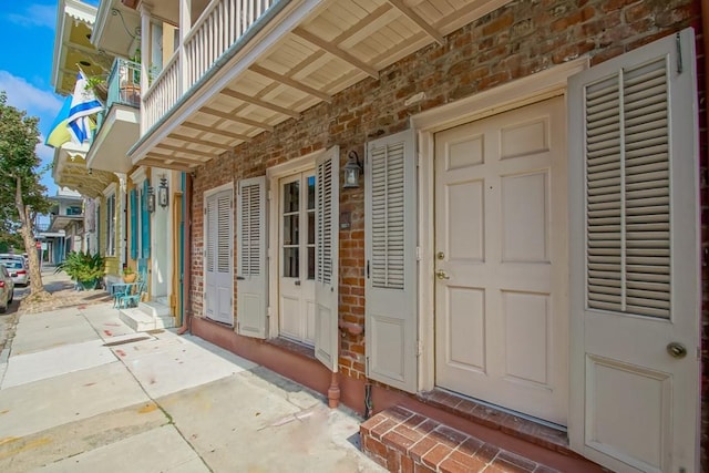 property entrance featuring a balcony