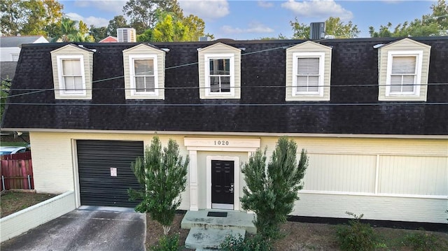 view of front facade featuring a garage