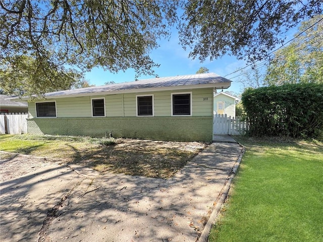 view of front of property featuring a front yard