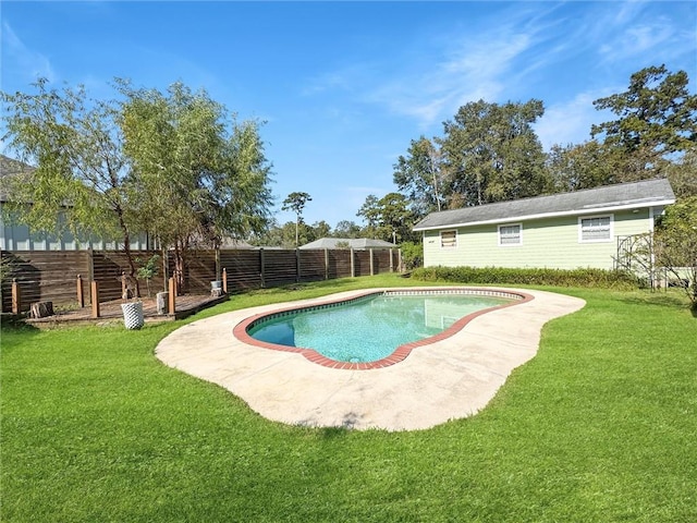 view of pool featuring a yard