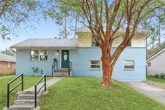 view of front of property with a front yard