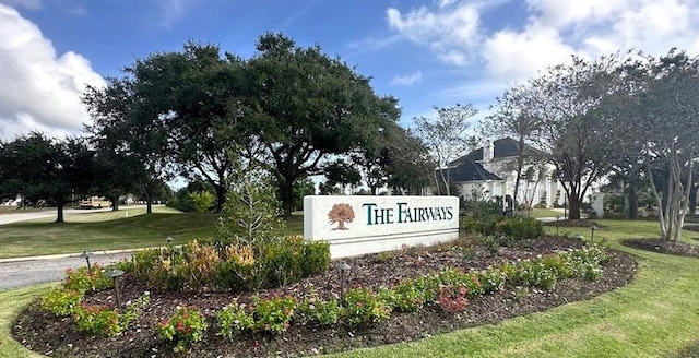 community / neighborhood sign featuring a yard