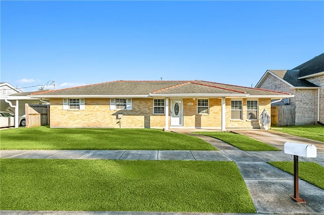 single story home with a front lawn