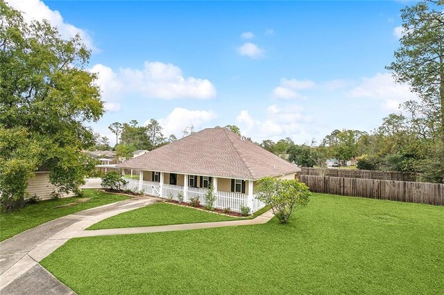 view of front of property featuring a porch and a front lawn