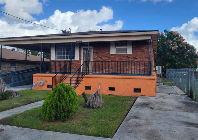 view of front of house featuring a front lawn