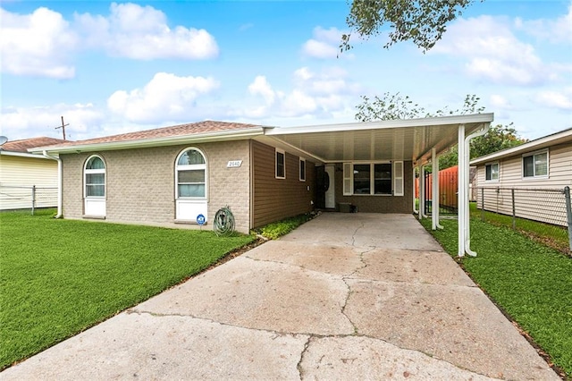 view of front of home featuring a front yard and a carport