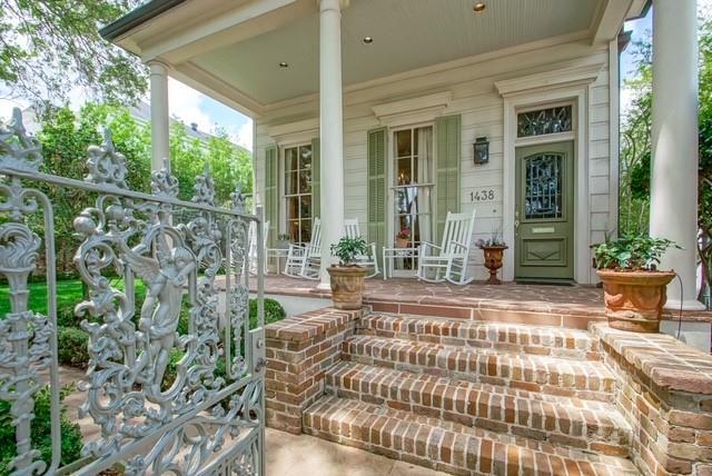 property entrance featuring a porch