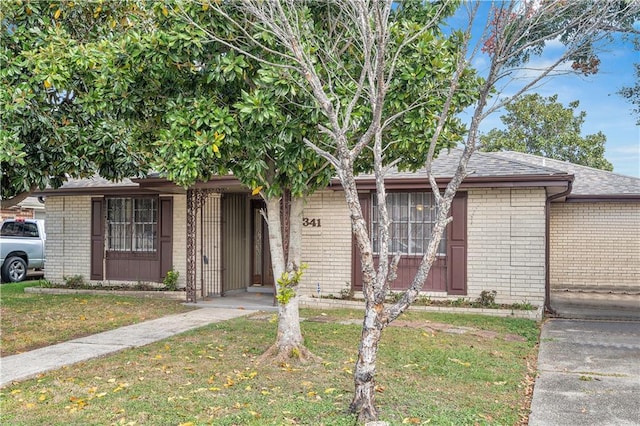 view of front of property with a front yard