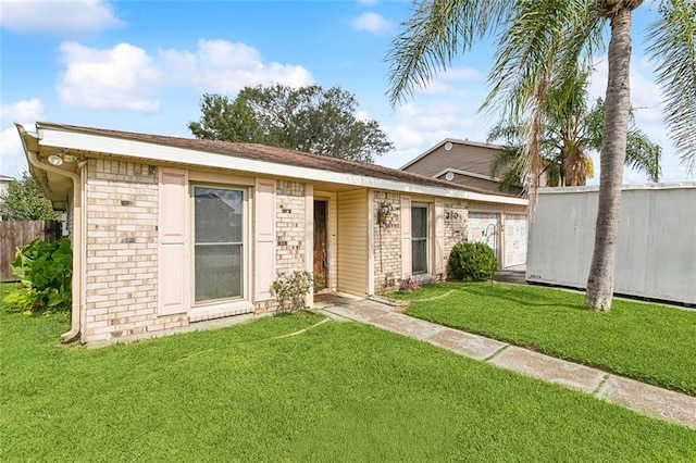 ranch-style house featuring a front yard