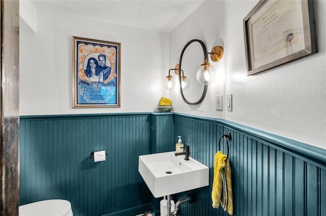 bathroom featuring sink and toilet