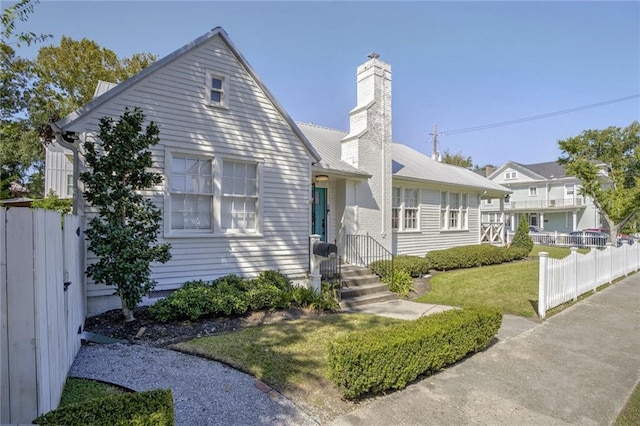 view of front of property with a front yard