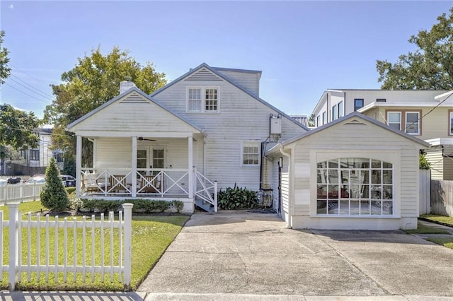 view of front facade featuring a porch and a front yard