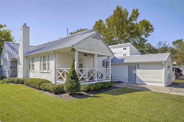 view of front of house with a garage, a front lawn, and ceiling fan