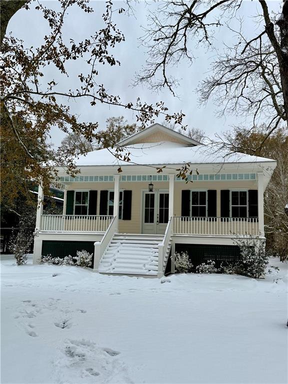 view of front facade with covered porch and stairs