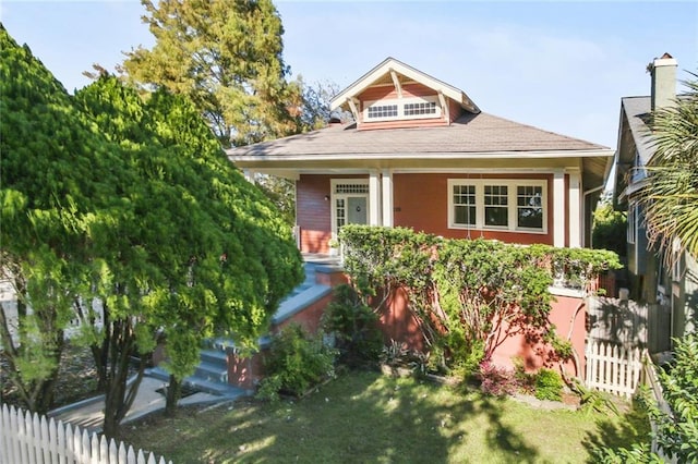 view of front of house featuring a front lawn