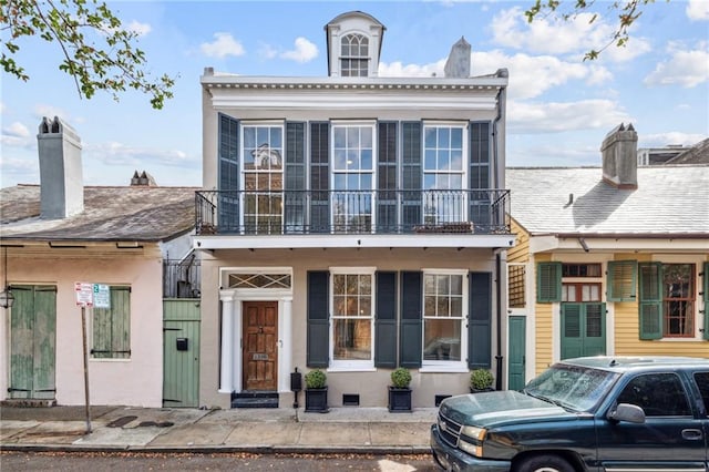 view of front of property featuring a balcony