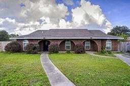 single story home featuring a front lawn