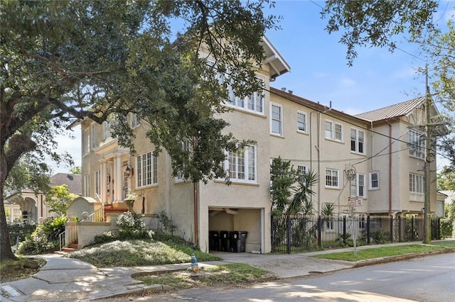 view of front facade with a garage