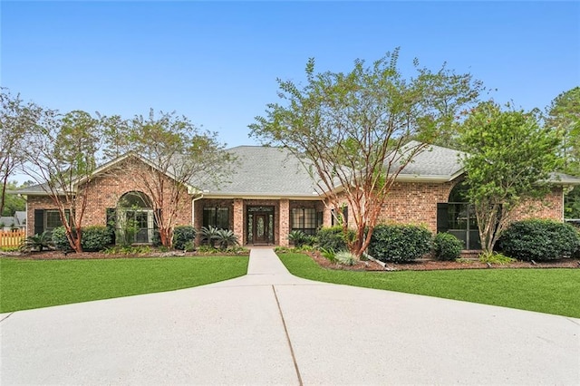 single story home with a front lawn