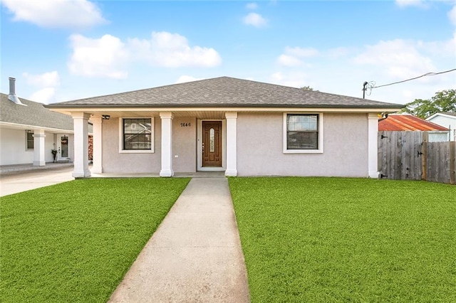 view of front of home featuring a front lawn