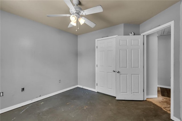 unfurnished bedroom with ceiling fan and a closet