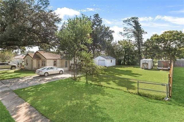 view of yard featuring a storage shed