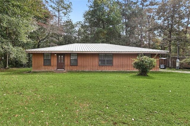 ranch-style house with a front yard