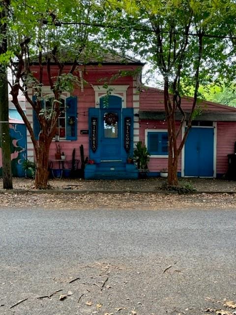 view of front facade