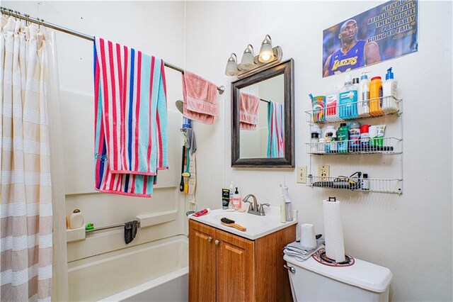 full bathroom featuring shower / bath combo with shower curtain, vanity, and toilet