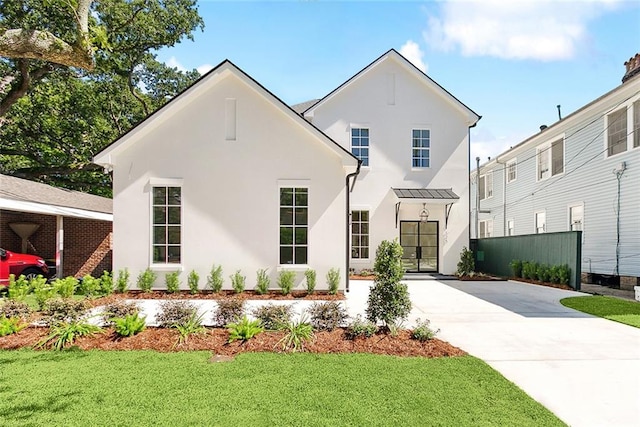 view of front of home featuring a front lawn and a carport