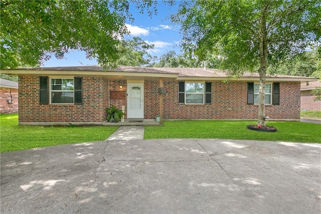 single story home with a front lawn