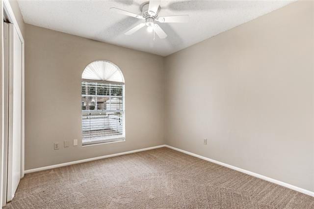 unfurnished room with carpet flooring and ceiling fan