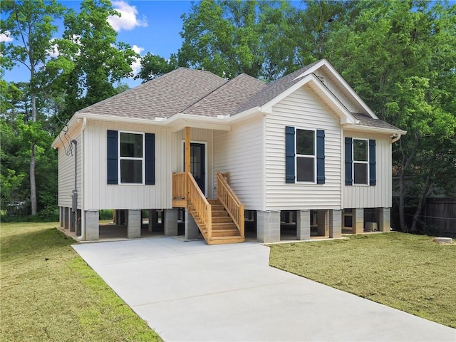 view of front of property featuring a carport and a front yard