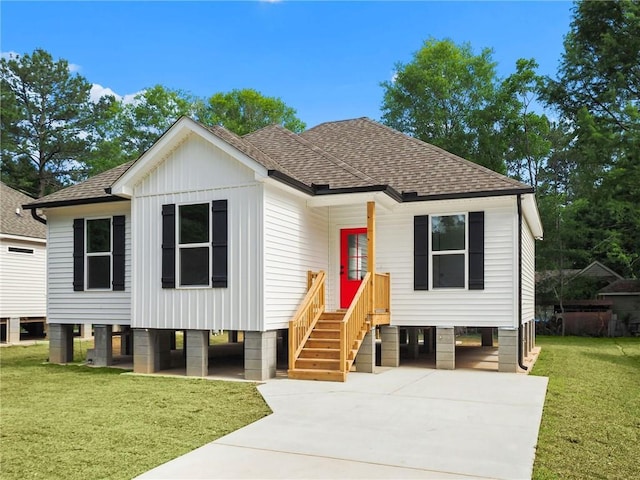 view of front facade with a front yard