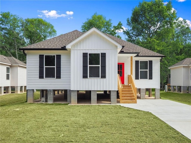 view of front of home featuring a front lawn