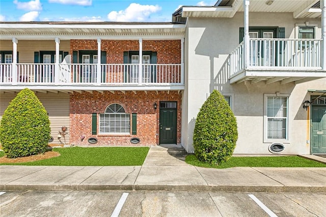 view of front of home featuring a balcony