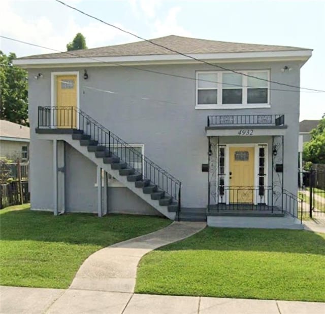 view of front of property with a front lawn