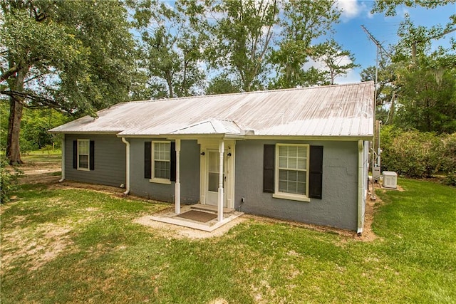 single story home featuring a front yard