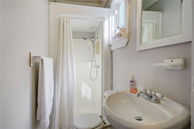 bathroom featuring tile walls, decorative backsplash, sink, and a shower with curtain