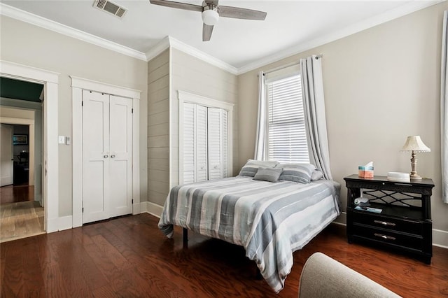 bedroom featuring dark wood-type flooring, ceiling fan, and ornamental molding