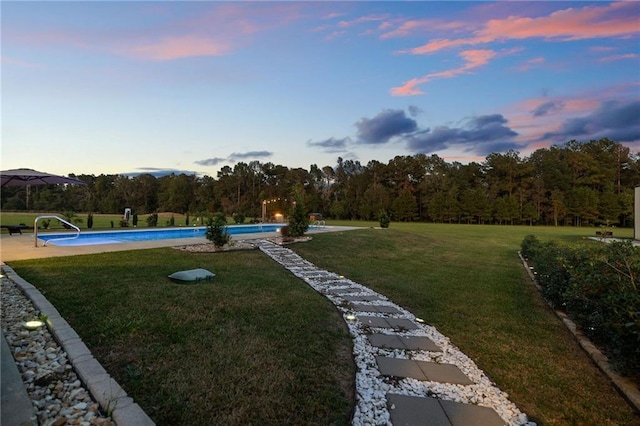 view of yard at dusk