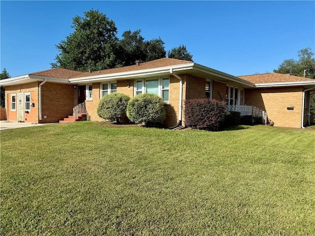 single story home featuring a front yard