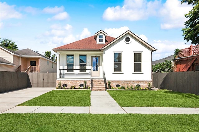 view of front facade featuring a front lawn