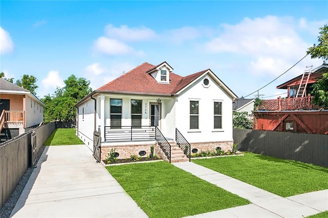 view of front of home featuring a front lawn