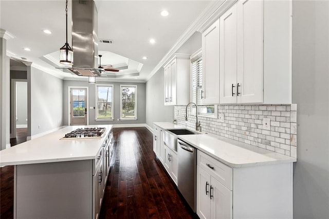 kitchen featuring ornamental molding, stainless steel appliances, dark hardwood / wood-style floors, sink, and white cabinets