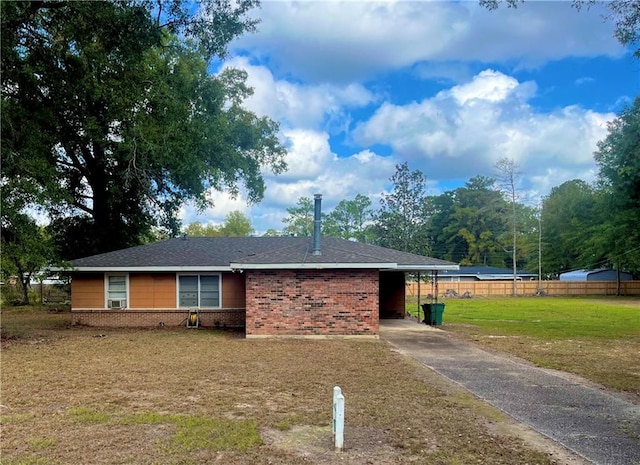 view of front of property with a front yard