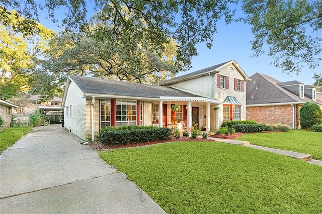 view of front of house featuring a front yard