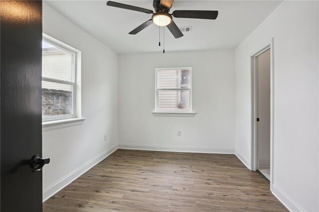 empty room featuring dark hardwood / wood-style floors and ceiling fan